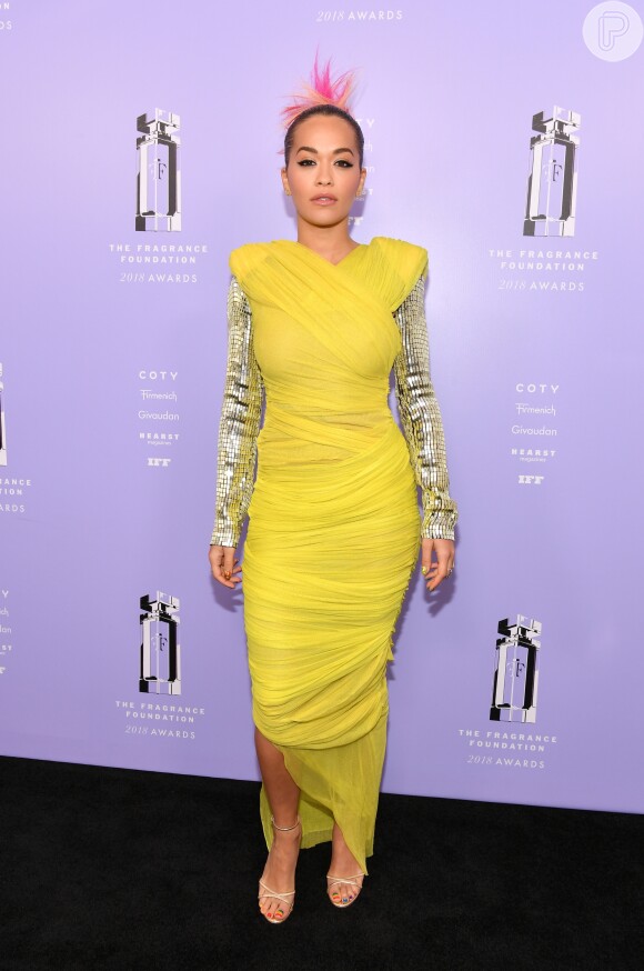 A cantora britânica Rita Ora optou por um look Tom Ford amarelo com mangas brilhosas para o 2018 Fragrance Foundation Awards, realizado no Alice Tully Hall, no Lincoln Center, em Nova York, nesta terça-feira, 12 de junho de 2018