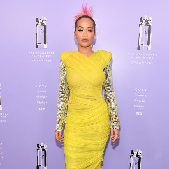 A cantora britânica Rita Ora optou por um look Tom Ford amarelo com mangas brilhosas para o 2018 Fragrance Foundation Awards, realizado no Alice Tully Hall, no Lincoln Center, em Nova York, nesta terça-feira, 12 de junho de 2018