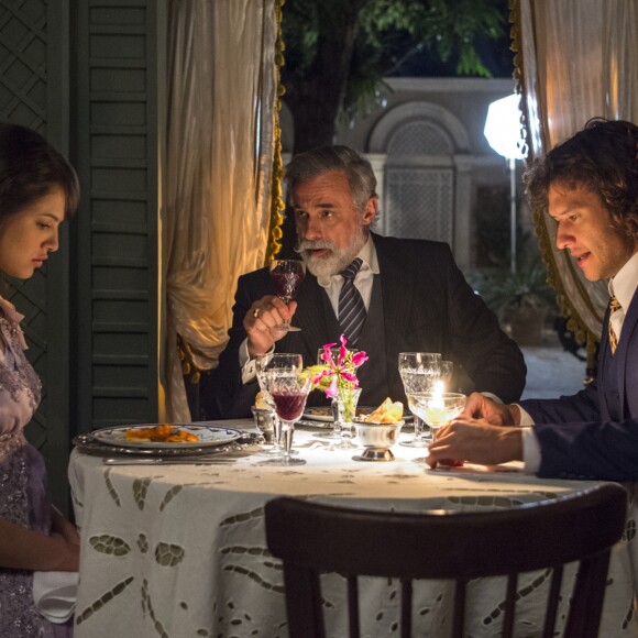 Edmundo (Nando Rodrigues) e Ema (Agatha Moreira) ficaram noivos embora ele seja apaixonado por Fani (Tammy Di Calafiori) na novela 'Orgulho e Paixão'