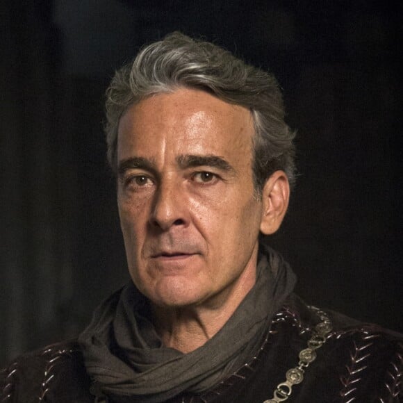 Otávio (Alexandre Borges) é o verdadeiro pai do filho de Catarina (Bruna Marquezine) na novela 'Deus Salve o Rei'