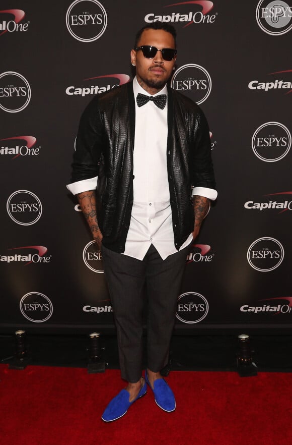Chris Brown usa look estiloso no prêmio Espy Awards em Los Angeles, nos Estados Unidos