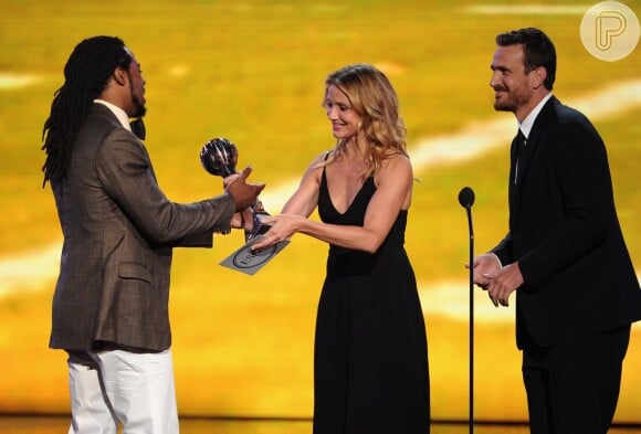 Cameron Diaz premiou o jogador de futebol americano Richard Sherman ao lado do ator Jason Segel