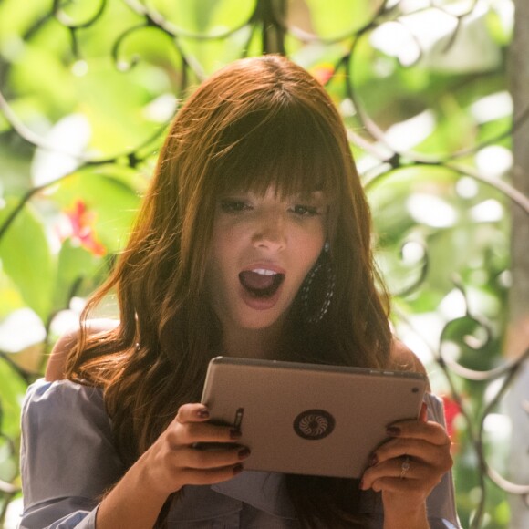 Rochelle (Giovanna Lancellotti) dá o troco em Manu (Luisa Arraes) e passa a flertar com Acácio (Danilo Ferreira), namorado da jovem, nos próximos capítulos da novela 'Segundo Sol'