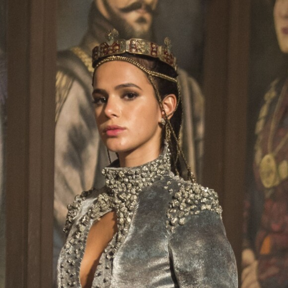 Amália (Marina Ruy Barbosa) decide se unir a Virgílio (Ricardo Pereira) para acabar com o casamento de Afonso (Romulo Estrela) nos próximos capítulos da novela 'Deus Salve o Rei'