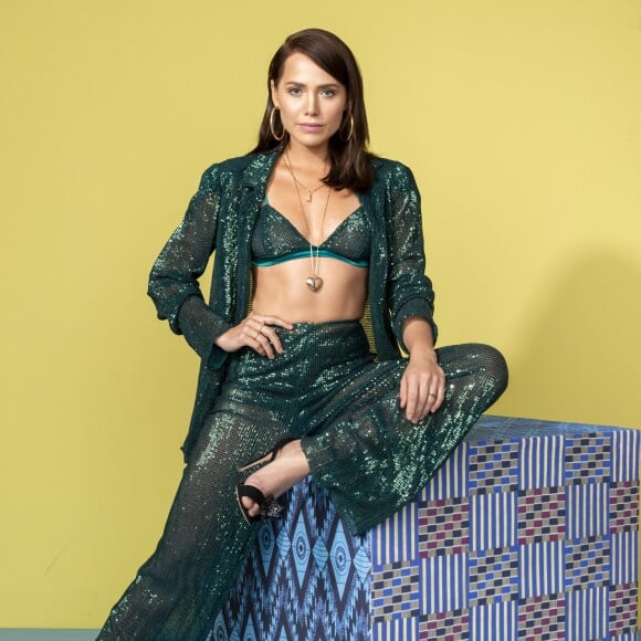 Leticia Colin posta foto na banheira com partes íntimas cobertas por espuma