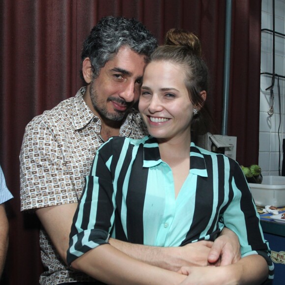 'Moramos juntos e temos dois filhos que são nossos gatos, por enquanto'