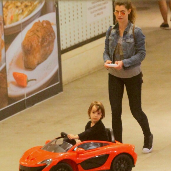 Pedro, filho de Alinne Moraes andou em carro esportivo alugado em shopping do Rio