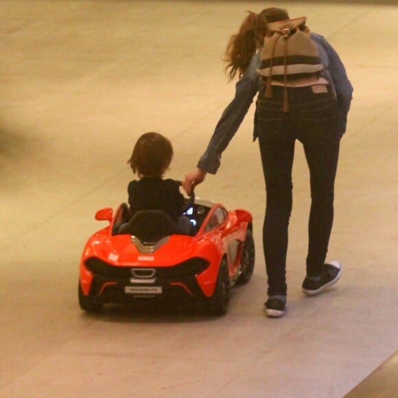Atriz Alinne Moraes ajudou o filho, Pedro, de 4 anos, a guiar carrinho no shopping Fashion Mall