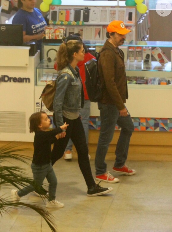 Alinne Moraes foi ao shopping com o filho, Pedro, de 4 anos, e o marido, Mauro Lima