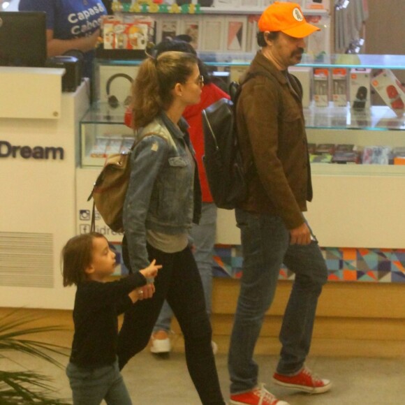 Alinne Moraes foi ao shopping com o filho, Pedro, de 4 anos, e o marido, Mauro Lima