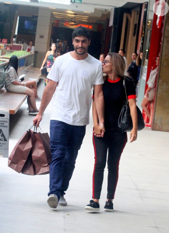 Anitta compartilhou uma foto com o marido, Thiago Magalhães, para afastar os rumores de fim de casamento