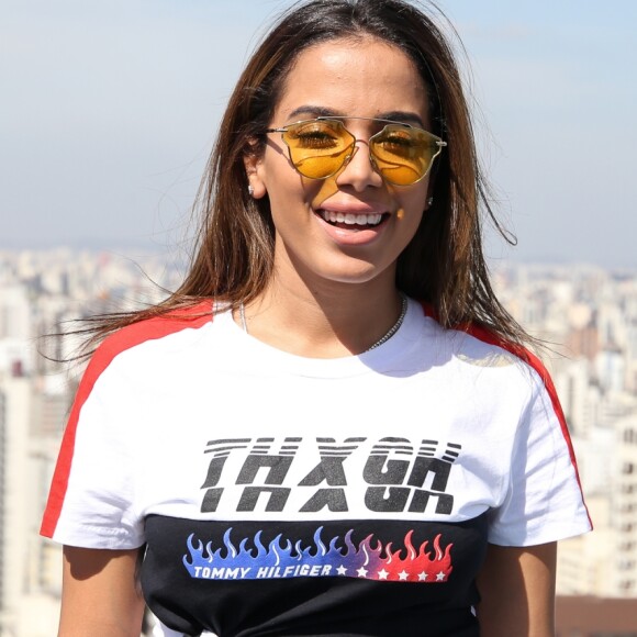'Essa menina que faz tudo acontecer e que sente a dor de todas essas críticas cruéis. Em vez de se rebelar ou desistir, ela chora, chora muito. Coloca tudo para fora, se refaz e volta ainda mais forte', disse Thiago Magalhães sobre Anitta