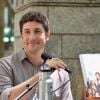 'Alguém querendo comprar minhas milhas da Malaysia Airlines', escreveu Jason Biggs no Twitter