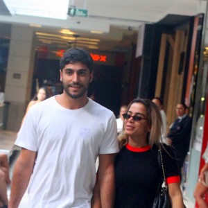 Anitta e o marido moram, na verdade, em uma casa vizinha a que a cantora recebe programas de TV