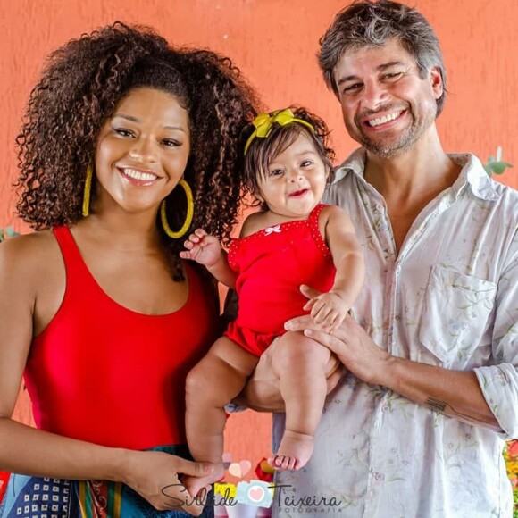 Mulher de Ernani Nunes, Juliana Alves falou que filha sofreu alteração no sono