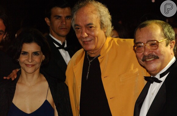Em prêmio de 2003, João Ubaldo Ribeiro posa ao lado de Marina Lima e Erasmo Carlos