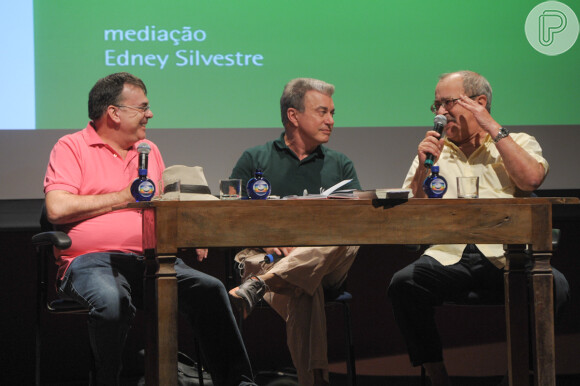 João Ubaldo Ribeiro particia de mesa literária no Festival de Paraty ao lado de Walcyr Carrasco e Edney Silvestre
