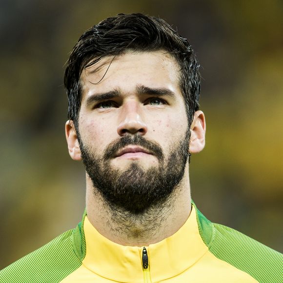 Com apenas 1 ano, a filha do goleiro da seleção brasileira Alisson, Helena, tem feito sucesso com seu estilo nas redes sociais