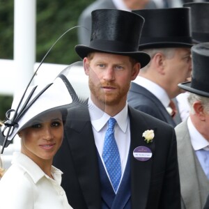 O grande destaque da produção de Meghan Markle no Royal Ascot foi o chapéu especialmente criado para ela pelo estilista Philip Treacy em tom predominante branco com detalhes em preto que deixou o seu look elegante e discreto