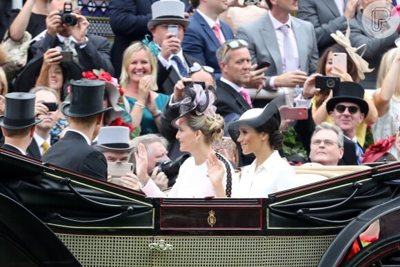 Meghan Markle chegou em uma carruagem com Príncipe Harry para a corrida de cavalos Royal Ascot na Inglaterra nessa terça-feira (19)