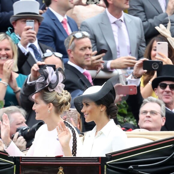 Meghan Markle chegou em uma carruagem com Príncipe Harry para a corrida de cavalos Royal Ascot na Inglaterra nessa terça-feira (19)