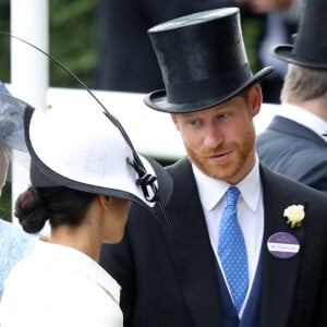 Segundo leitura labial do site Mirror Mail, Príncipe Harry tentou tranquilizar Meghan Markle no Royal Ascot: 'Quando você ficar mais acostumada, eu te falo mais (sobre o evento). Quando começar o show aéreo, todos nós olhamos para cima'