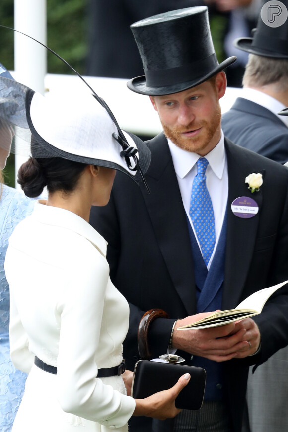 Segundo leitura labial do site Mirror Mail, Príncipe Harry tentou tranquilizar Meghan Markle no Royal Ascot: 'Quando você ficar mais acostumada, eu te falo mais (sobre o evento). Quando começar o show aéreo, todos nós olhamos para cima'