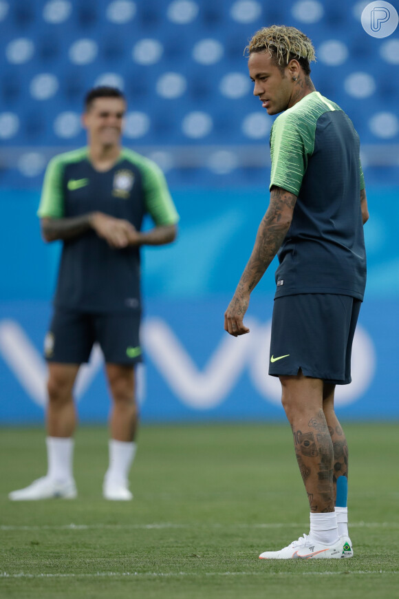 Neymar reclamou de dores no tornozelo direito em treino
