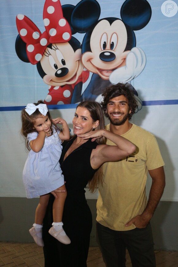 Hugo Moura e Deborah Secco com a filha, Maria Flor, no espetáculo 'O Maravilhoso Mundo De Disney On Ice', na Jeunesse Arena, na zona oeste do Rio