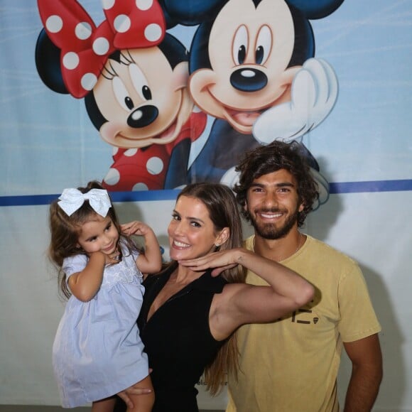 Hugo Moura e Deborah Secco com a filha, Maria Flor, no espetáculo 'O Maravilhoso Mundo De Disney On Ice', na Jeunesse Arena, na zona oeste do Rio