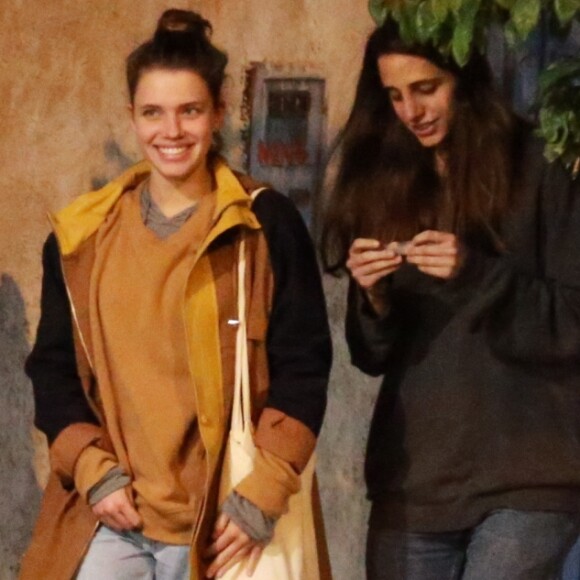 Bruna Linzmeyer e a namorada, Priscila Visman, caminharam juntas após o jantar na noite desta terça-feira, 19 de junho de 2018