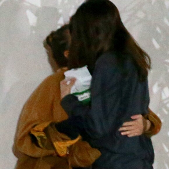 Bruna Linzmeyer e a namorada, Priscila Visman, em clima romântico em uma rua da Gávea, na zona sul do Rio