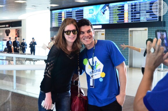 Marina Ruy Barbosa posa com fã em aeroporto