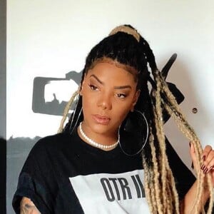 Ludmilla escolheu uma blusa com a logo da turnê e os rostos de Beyoncé e Jay-Z