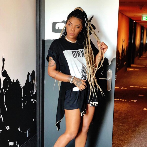 Ludmilla escolheu uma blusa com a logo da turnê e os rostos de Beyoncé e Jay-Z