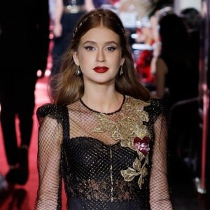 Marina Ruy Barbosa modelo? Sim! A ruivinha desfilou em 2017 na Semana de Moda de Milão pela grife Dolce & Gabbana, na Itália