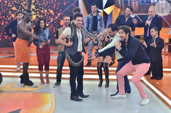 Zezé Di Camargo se enrola em cobra durante o programa 'Legendários' da Record