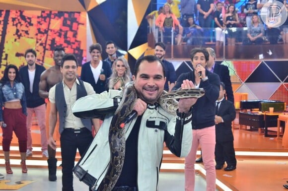 Luciano também encara brincadeira e se enrola em cobra durante o programa 'Legendários' da Record