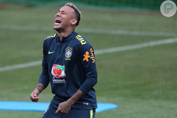 O cartaz faz alusão às faltas sofrifas por Neymar no jogo de estreia do Brasil, contra a Suíça