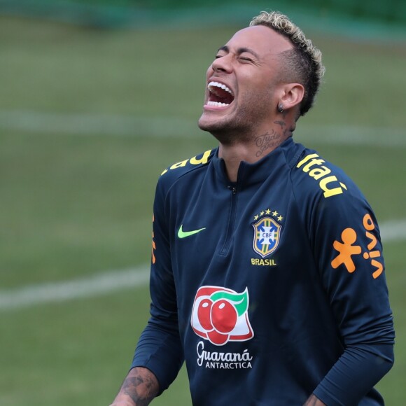 O cartaz faz alusão às faltas sofrifas por Neymar no jogo de estreia do Brasil, contra a Suíça