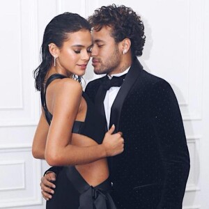 O namoro de Bruna Marquezine e Neymar foi mencionado em um cartaz com brincadeira sobre a seleção