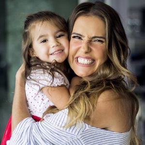Deborah Secco teme que a filha, Maria Flor, sofra preconceito no futuro