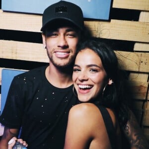 Bruna Marquezine conseguiu folga das gravações da novela 'Deus Salve o Rei' para torcer por Neymar em jogo contra a Costa Rica, na Rússia, nesta sexta-feira, 22 de junho de 2018