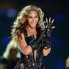 Beyoncé se apresenta no Super Bowl usando roupa de couro