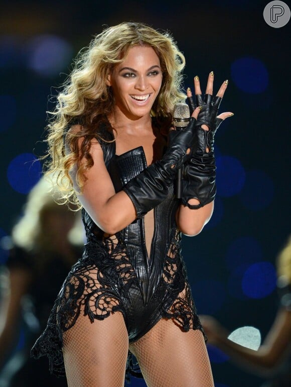 Beyoncé se apresenta no Super Bowl usando roupa de couro