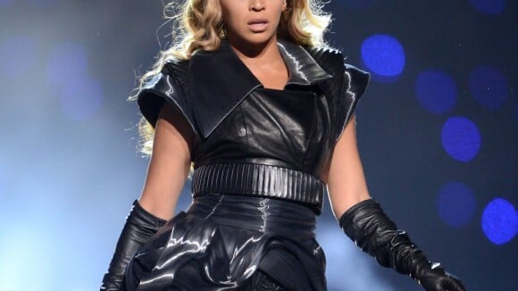 Beyoncé arrasa no Super Bowl, mas é criticada pelo figurino de couro de iguana