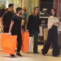 Grávida, Isis Valverde ganha ajuda com sacolas após dia de compras. Fotos!