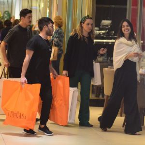 Grávida, Isis Valverde ganha ajuda com sacolas após dia de compras nesta sexta-feira, dia 22 de junho de 2018