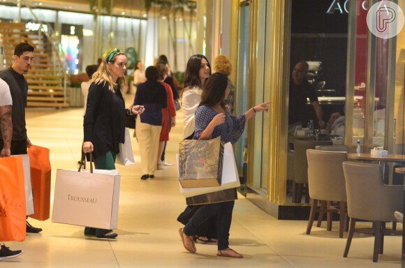 Grávida de cinco meses, Isis Valverde passeou no shopping acompanhada de uma amiga