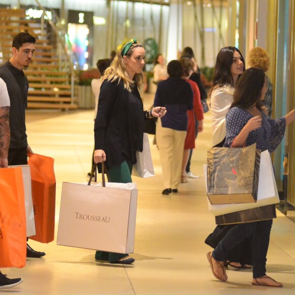 Grávida de cinco meses, Isis Valverde passeou no shopping acompanhada de uma amiga